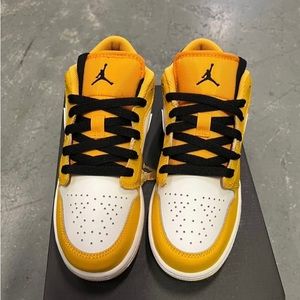 Air Jordan 1 Low Taxi (GS) Size 4.5Y